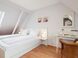 Schlafzimmer mit Doppelbett