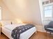 Schlafzimmer mit Doppelbett